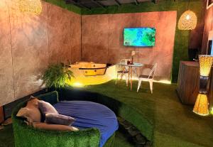 a room with a tub and a chair and a table at Casa Panal , Jacuzzi opcional Villa Alemana in Villa Alemana
