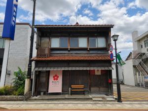 a building with a bench in front of it at 龍助25ANNEX Ryusuke25ANNEX in Komatsu