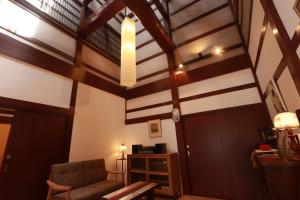 a living room with a ceiling with wooden beams at 龍助25ANNEX Ryusuke25ANNEX in Komatsu