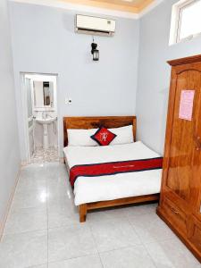 a bedroom with a bed and a sink at Thiên Phúc Hotel in Mộc Châu