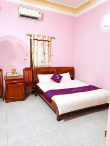 a bedroom with a bed and a dresser at Thiên Phúc Hotel in Mộc Châu
