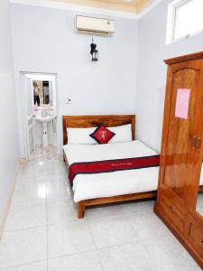 a small bedroom with a bed and a sink at Thiên Phúc Hotel in Mộc Châu