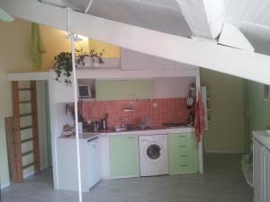 サン・ジロンにあるL'Ananda Studioのキッチン(シンク、洗濯機付)