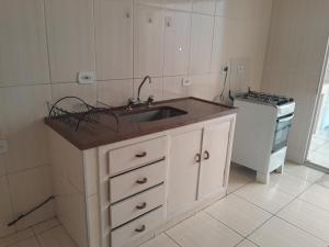 a kitchen with a sink and a stove at Apartamento Solaris in Cunha