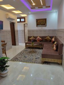 a living room with a couch and a table at شقق يوسف للكراء in Gabès