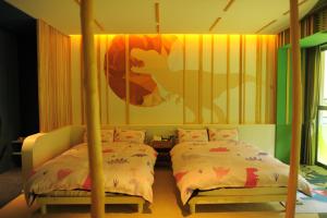 a bedroom with two beds and a painting on the wall at パークホテル九頭竜 in Ōno