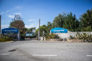 eine Tankstelle mit zwei blauen Schildern. in der Unterkunft Il Calabriano Residence in Zambrone