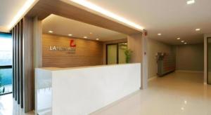 a lobby with a large white counter in a building at Landmark Residence in Ban Khlong Sanam Phli