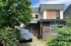 a car parked in front of a house at 猫と暮らす静かな一軒家 車1台駐車可 English Español available in Sapporo