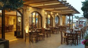 מסעדה או מקום אחר לאכול בו ב-Melpo Antia Hotel & Suites