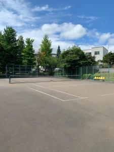 a tennis court with a net on top of it at 猫と暮らす静かな一軒家 車1台駐車可 English Español available in Sapporo