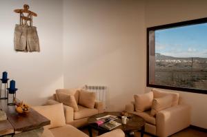 埃尔卡拉法特南橡木宾馆的有两把椅子和一张桌子的客厅