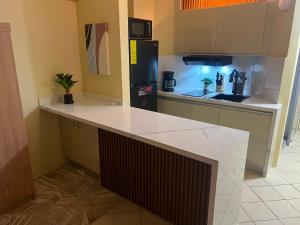 a kitchen with a counter top and a refrigerator at Exclusiva suite en Hotel Marbellamar in Pampatar