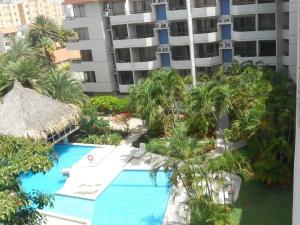 an aerial view of a hotel with a pool and palm trees at Exclusiva suite en Hotel Marbellamar in Pampatar
