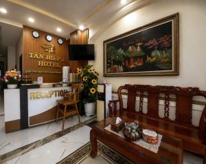 a hotel lobby with a bench and a counter at Tân Hiệp 2 Hotel in Bùi Tiếng