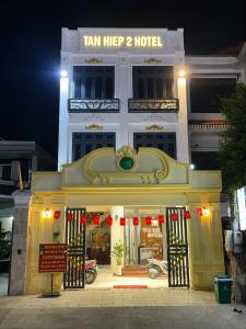 a tenn aide hotel at night at Tân Hiệp 2 Hotel in Bùi Tiếng