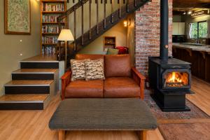a living room with a couch and a fireplace at Icicle Chalet in Leavenworth