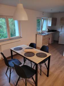 a table and chairs in a room with a kitchen at Bobrowe zacisze in Wleń