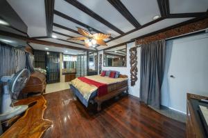 a bedroom with a bed and a ceiling at Crystal Sea Villa in Ko Larn