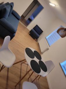 a living room with two chairs and a table at Bobrowe zacisze in Wleń