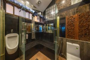 a bathroom with a urinal and a toilet at Crystal Sea Villa in Ko Larn
