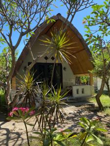 a tree house in the middle of a forest at meno smile cottages 2 in Gili Meno