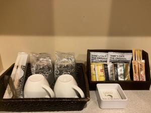 two baskets with cups and books on a counter at Hulamoon in Maizuru