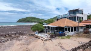 a house on a beach with the ocean at Crystal Sea Villa in Ko Larn