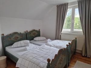 two beds in a bedroom with a window at COM Home Sovata in Sovata +39 photos