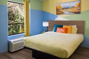 a bedroom with a large bed and a window at Days Inn By Wyndham Pigeon Forge South in Pigeon Forge +58 photos