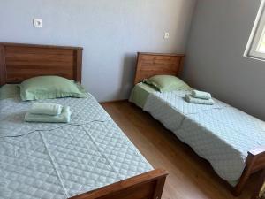 two beds sitting next to each other in a bedroom at Jafaridzeebtan in Oni