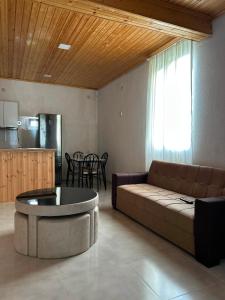 a living room with a couch and a table at Jafaridzeebtan in Oni