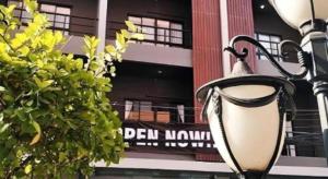 a street light in front of a building at Melodi Hotel Dannok in Sadao