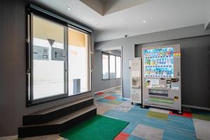 ein Zimmer mit Kühlschrank und Fenster in der Unterkunft Five Hotel Osaka in Osaka