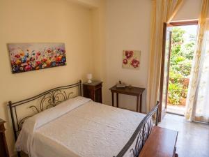 a bedroom with a bed and a painting on the wall at Antica Residenza in Perdifumo