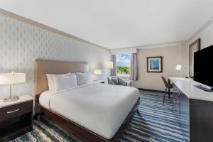 a hotel room with a bed and a television at DoubleTree by Hilton Hotel Wilmington in Wilmington +25 photos
