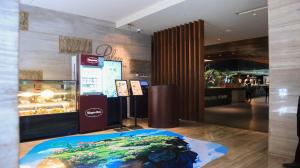 a store with a display case with a plant on the floor at Shenzhen Dameisha Kingkey Palace Hotel in Shenzhen +1 photo