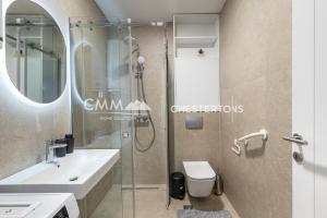 a bathroom with a shower and a sink and a toilet at Green Oasis Bečići in Boreti