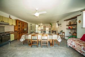 a kitchen and dining room with a table and chairs at Appartamento open space al civico 29 in Collestrada
