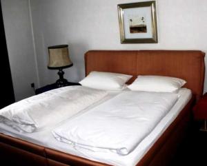 Een bed of bedden in een kamer bij Hotel B&S