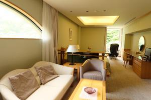 a living room with a couch and a table at Arima Onsen Gekkoen Korokan in Kobe