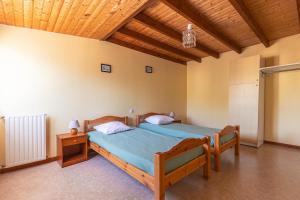 a bedroom with two beds and a wooden ceiling at Duplex N°1 - Résidence Balnéaire in Le Port-des-Barques