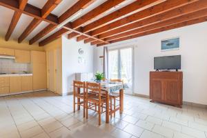 a kitchen and dining room with a table and chairs at Duplex N°1 - Résidence Balnéaire in Le Port-des-Barques