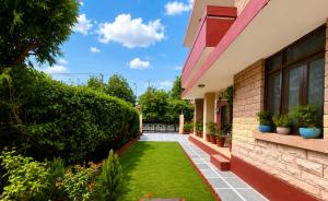 a garden outside a house with a lawn at Hotel Gajender Niwas Sun City A Boutique Stay in Jodhpur