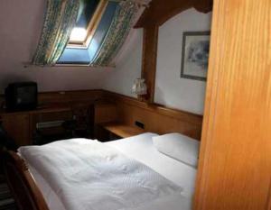ein Schlafzimmer mit einem weißen Bett und einem Fenster in der Unterkunft Hotel B&S in Waghäusel