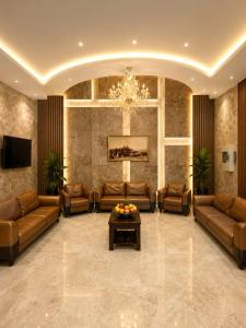 a large living room with couches and a chandelier at فندق صفوة المشاعر in Al Khansāk