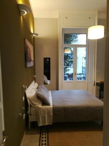 ナポリにあるB&B Marangeのベッドルーム(ベッド1台、窓付)