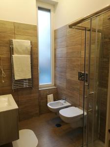 ナポリにあるB&B Marangeのバスルーム(トイレ、洗面台、シャワー付)