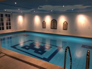 
a large swimming pool in a hotel room at B&B Soestdijk in Soest
