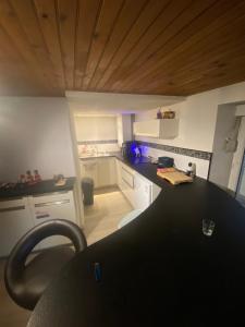 a kitchen with a black counter top in a room at La chambre de Gray in Gray